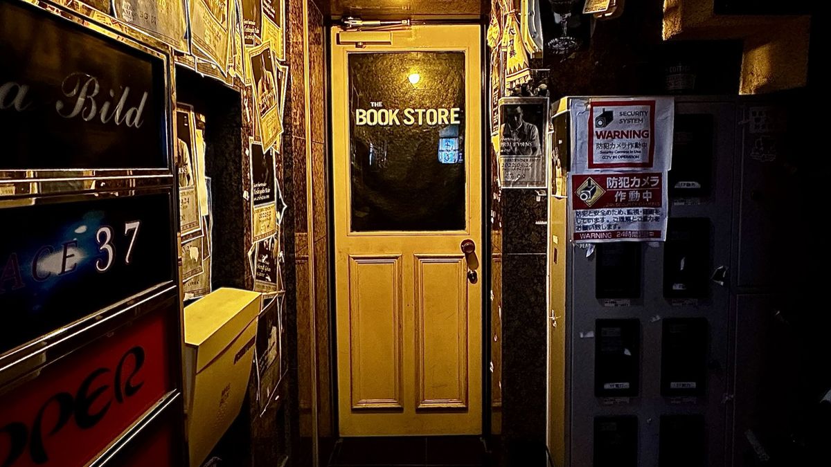 Co čeká za žlutými dveřmi s nápisem knihkupectví